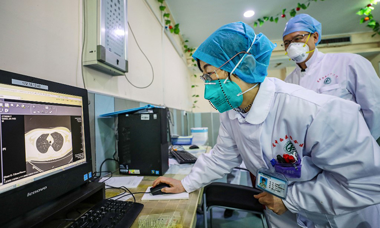 Bác sĩ kiểm tra ảnh chụp cắt lớp của bệnh nhân tại một bệnh viện ở Vũ Hán, Trung Quốc ngày 30/1. Ảnh: AFP.