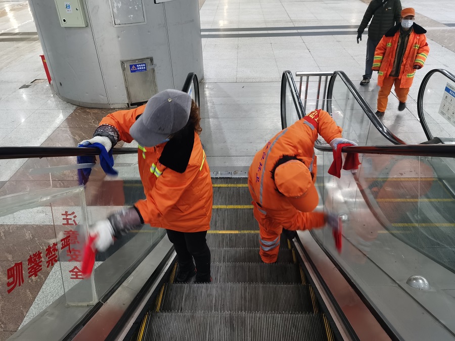 Công nhân làm sạch thang máy tại Trung tâm Triển lãm & Hội nghị Quốc tế Vũ Hán vào ngày 3/2.