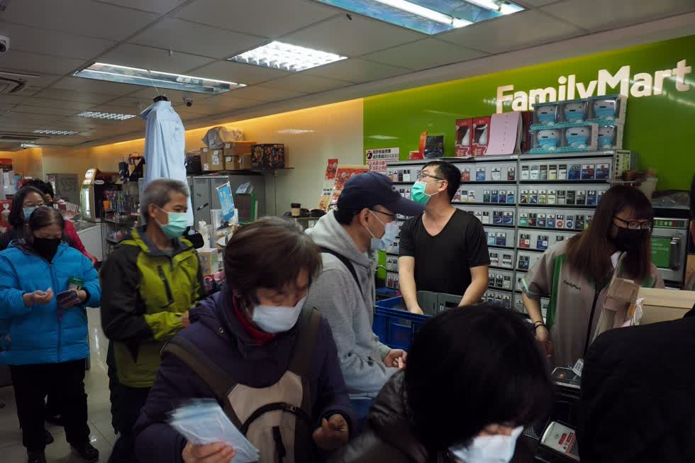 Người dân Đài Loan đổ xô đi mua khẩu trang.