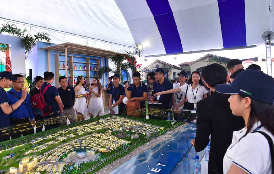   Second home tại NovaWorld Phan Thiet thu hút đông đảo khách hàng quan tâm, tìm hiểu tại Triển lãm Bất động sản Novaland Expo.  
