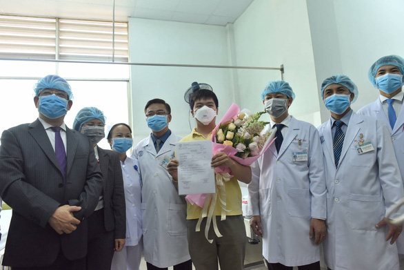   Bệnh nhân Li Zichao được xuất viện sáng 4/2.  Ảnh: Duyên Phan  