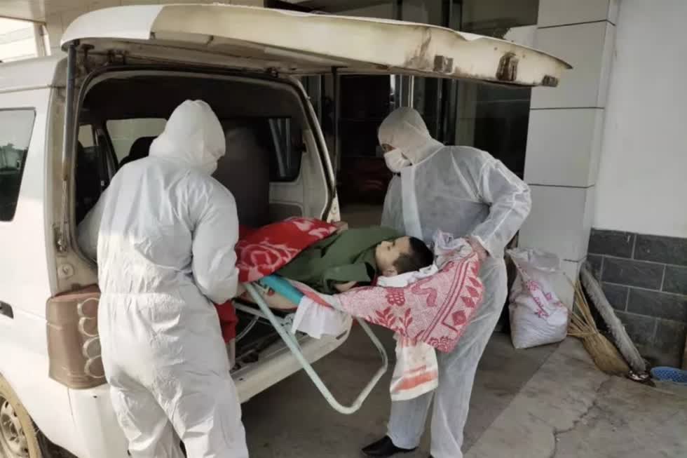 Cậu bé tàn tật Trung Quốc chết oan khi bố bị cách ly do virus corona