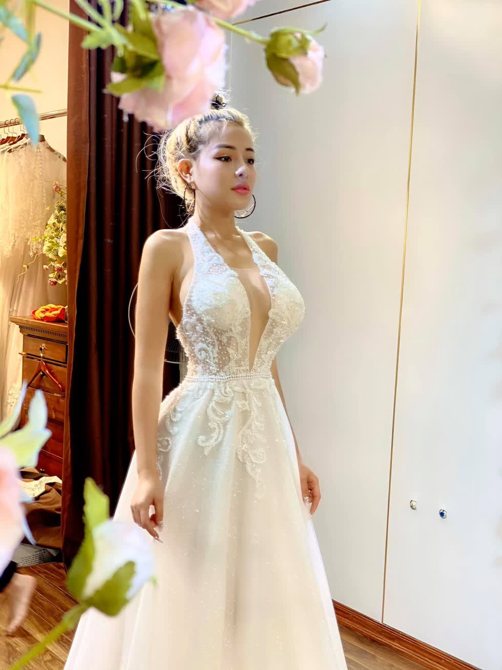 Ngân 98 bất ngờ diện váy cưới gây tò mò cho cộng đồng mạng.