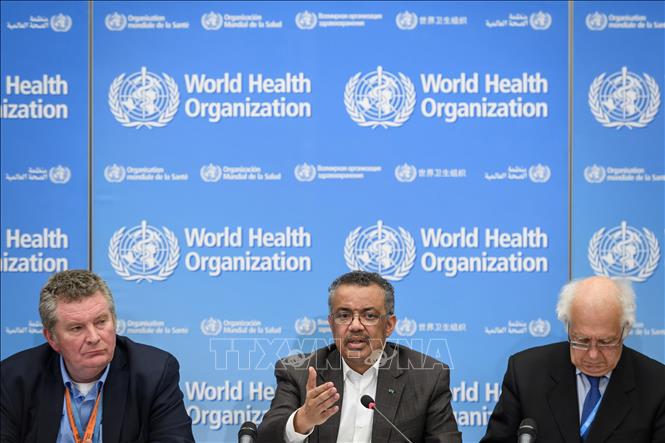 Tổng Giám đốc Tổ chức Y tế thế giới (WHO) Tedros Adhanom Ghebreyesus (giữa) trong cuộc họp báo sau phiên họp kín về dịch viêm đường hô hấp cấp do chủng  virus 2019-nCoV  gây ra, tại Geneva, Thụy Sĩ ngày 30/1/2020. Ảnh: AFP