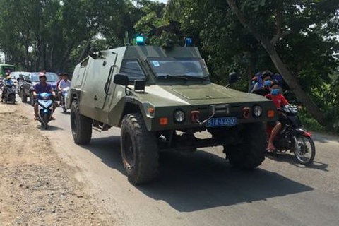Lực lượng cảnh sát di chuyển xe bọc thép đến khu vực dự án cầu Rạch Kẻ, xã Trung An, huyện Củ Chi, TPHCM để vây bắt Lê Quốc Tuấn.