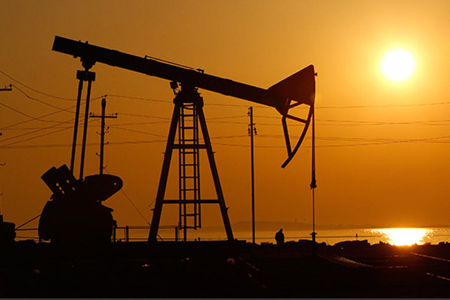 Giá xăng dầu ngày 1/2 giảm mạnh xuống gần đáy 3 năm.