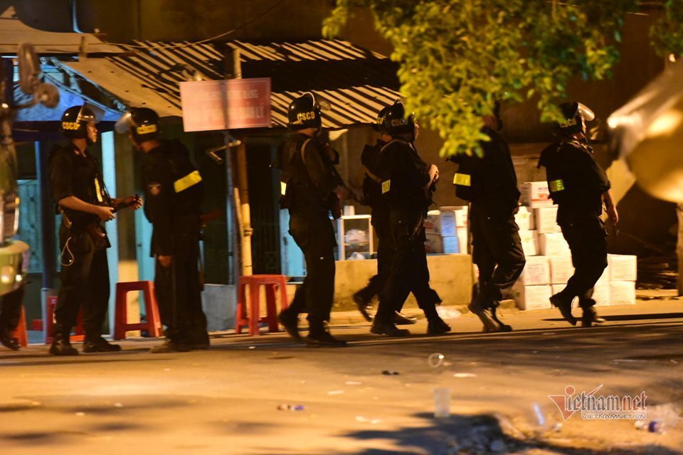 Lực lượng cảnh sát túc trực vào suốt đêm qua 30/1. Ảnh: Trương Thanh Tùng