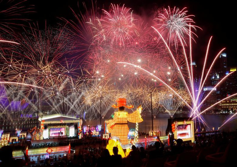 Người dân Singapore bắn pháo hoa mừng năm mới Canh Tý 2020. Ảnh: REUTERS