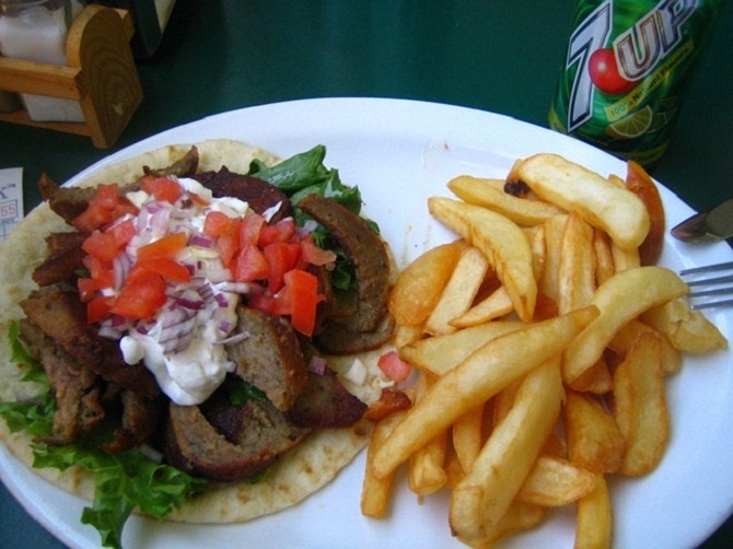 Bánh mỳ Doner Kebab là món ăn kinh điển và quen thuộc với người Thổ Nhĩ Kỳ.