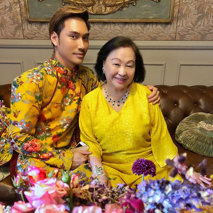 Nhà thiết kế Lý Quí Khánh còn gọi là “hoàng tử bé” của gia tộc Lí Quí cùng với bà của mình.