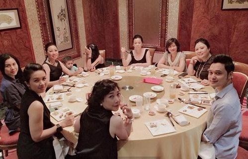Những người bạn thường xuyên lui tới gia đình Lý Quí Khánh cũng là những doanh nhân giàu có và nổi tiếng hay những ngôi sao. Danh ca Tuấn Ngọc, ca sĩ Hồ Ngọc Hà, diễn viên Trương Ngọc Ánh... đều là những người bạn thân thiết của Lý Quý Khánh