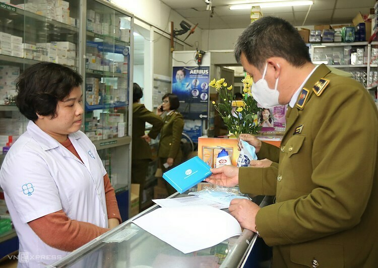 Một nhà thuốc tại Hà Nội được được lực lượng QLTT kiểm tra. Ảnh: Ngọc Thành.