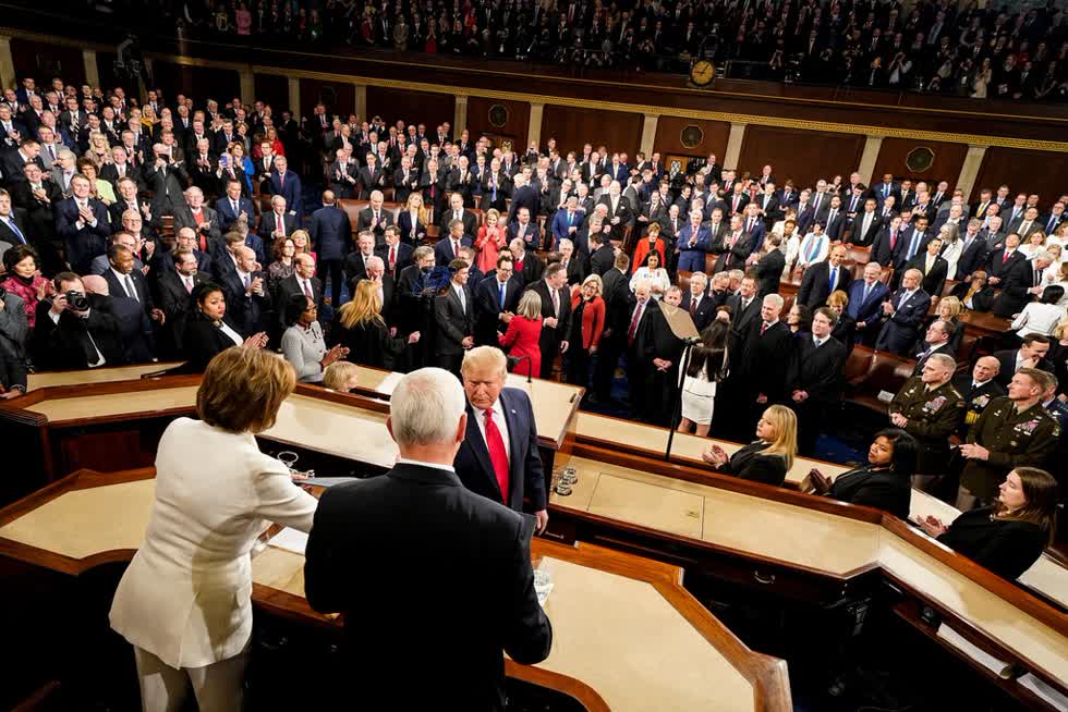 Tổng thống Donald Trump từ chối bắt tay Chủ tịch Hạ viện Nancy Pelosi khi bước lên bục phát biểu. Ảnh: Reuters.