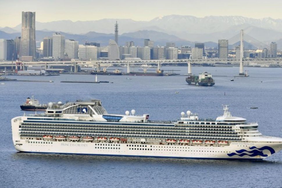   Tàu du lịch Diamond Princess neo đậu ngoài cảng Yokohama, Nhật Bản. Ảnh chụp vào sáng ngày 4/2/2020. Ảnh: REUTERS.  