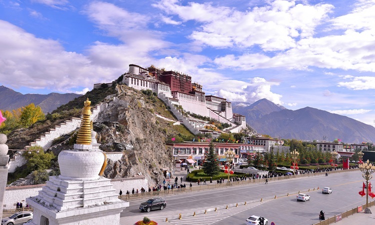 Cung điện Potala ở thủ phủ Lhasa của Tây Tạng. Ảnh: China Daily.