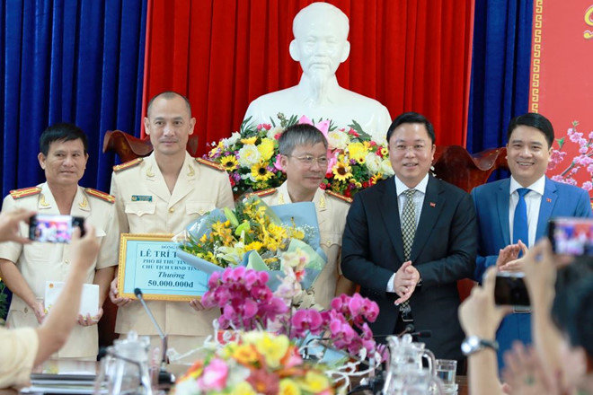 Lãnh đạo tỉnh Quảng Nam thưởng nóng cho lực lượng công an tỉnh.