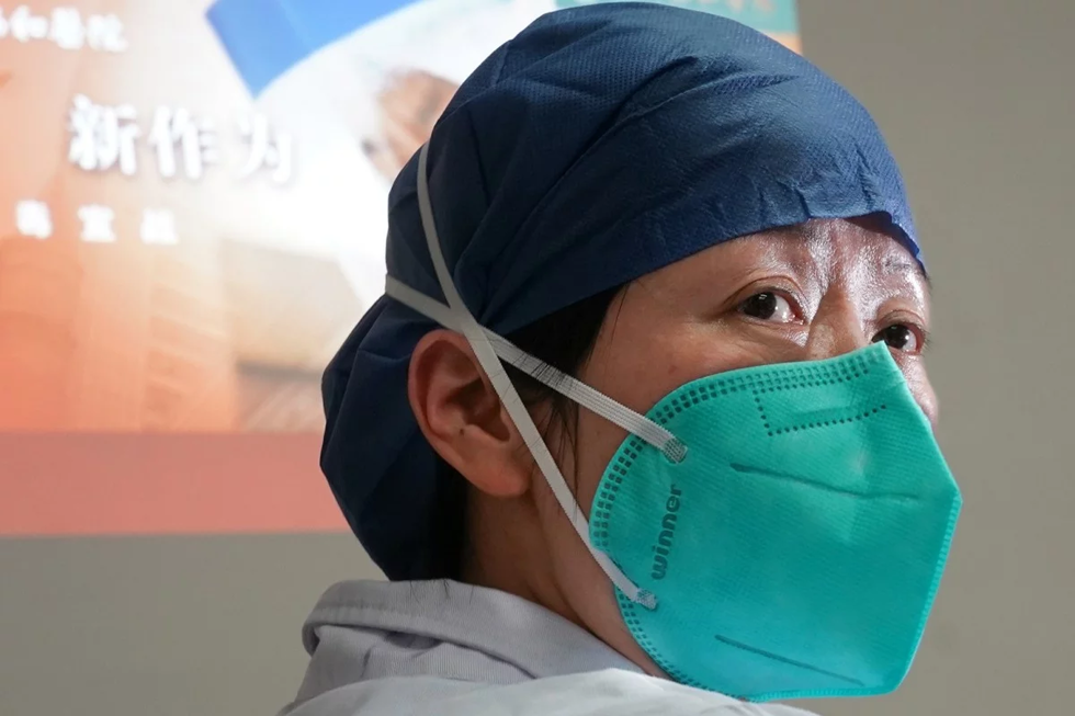 Một bác sĩ trong khẩu trang y tế tại Bắc Kinh hôm 31/1. Ảnh: Tân Hoa Xã