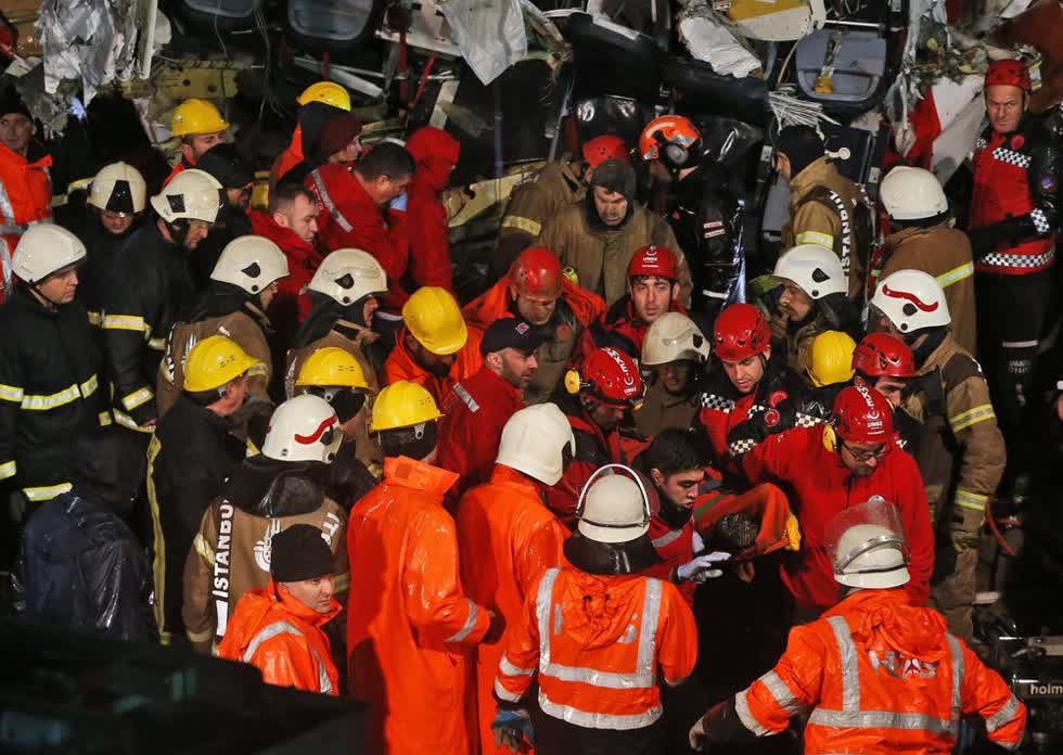 Các nhân viên cứu hộ đưa một người bị thương khỏi đống đổ nát của máy bay.