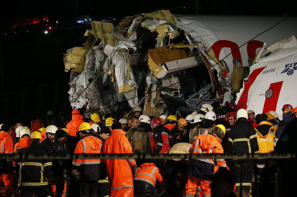 Vụ  tai nạn  làm ít nhất 3 người chết và 179 người bị thương. Những người bị thương đã hoảng loạn chạy ra từ vết nứt ở phần bụng máy bay.