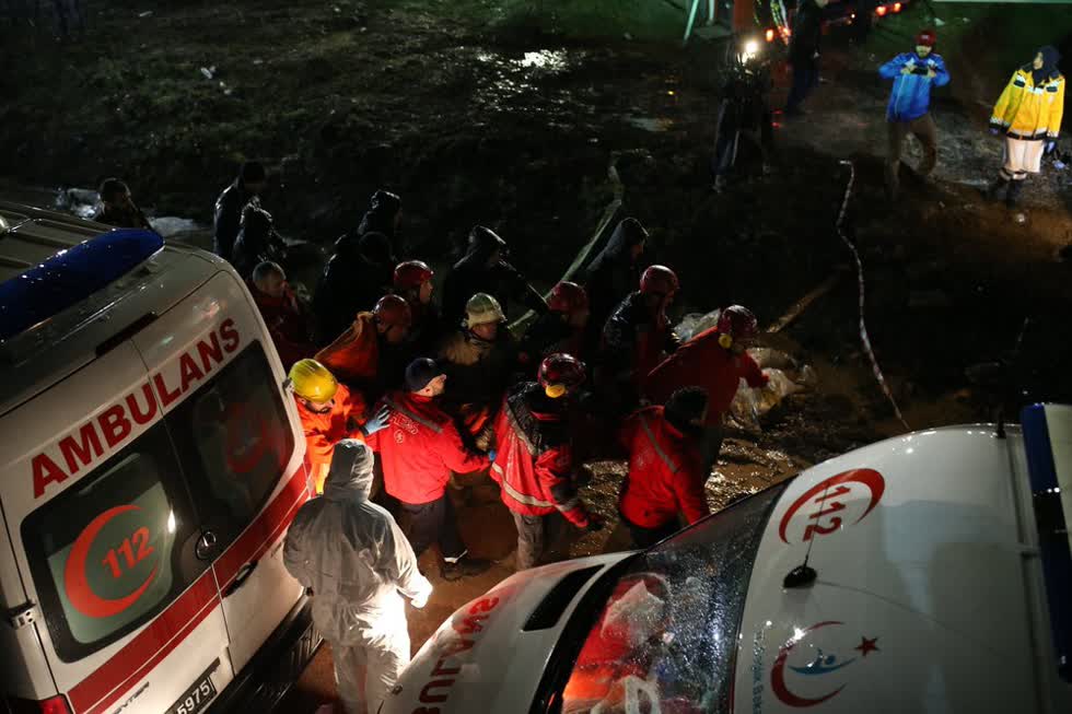 Các xe cứu thương chờ để chở người bị thương đến bệnh viện.