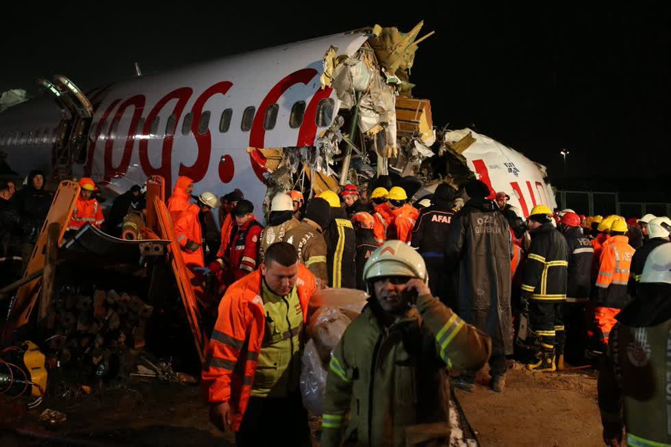 Hàng chục nhân viên cứu hộ có mặt kịp thời để giải cứu các nạn nhân. Hiện trường được chiếu sáng trong đêm đen. Chiếc máy bay gặp nạn là Boeing 737 đã hoạt động được 11 năm.