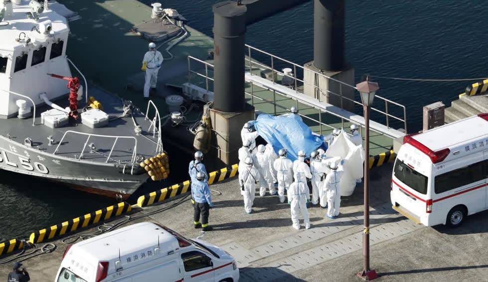 Các nhân viên y tế đưa hành khách được xét nghiệm dương tính với virus Corona mới ra khỏi tàu du lịch Diamond Princess đang bị cách ly ngoài khơi cảng Yokohama, Nhật Bản hôm 5/2.