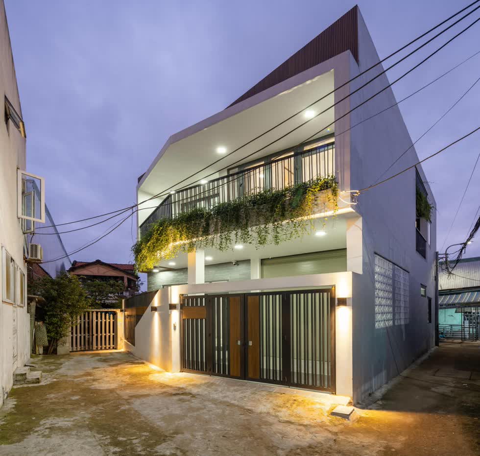 G House là mẫu nhà trong hẻm điển hình ở Việt Nam, song nhờ thiết kế hợp lý đã giải quyết được những hạn chế thường thấy của kiểu nhà này.