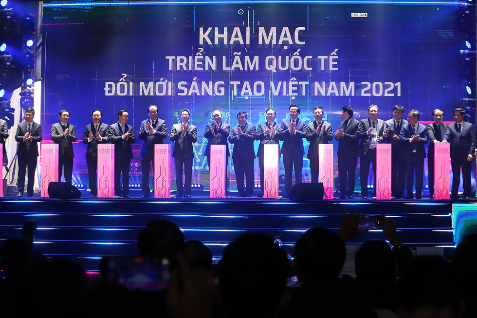    Thủ tướng  Nguyễn Xuân Phúc  cùng các lãnh đạo cấp cao của Chính phủ và các Bộ, ngành nhấn nút khởi công xây dựng Trung tâm Đổi mới sáng tạo quốc gia và khai mạc Triển lãm quốc tế đổi mới sáng tạo Việt Nam 2021.  