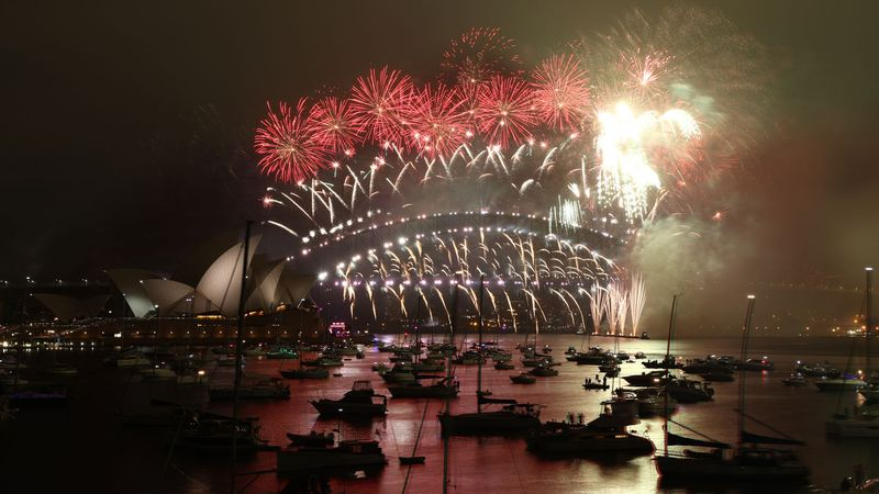   Màn pháo hoa rực rỡ đón  Năm mới 2021  trên cầu cảng Sydney và Nhà hát Opera ở Australia cũng phải thu hẹp quy mô do đại dịch COVID-19.  