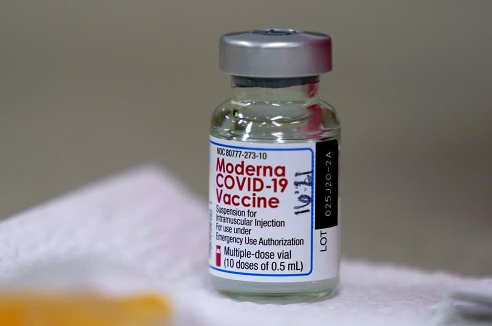 Một lọ vaccine của Moderna được sử dụng tại Topeka, Mỹ, ngày 30/12. Ảnh: AP
