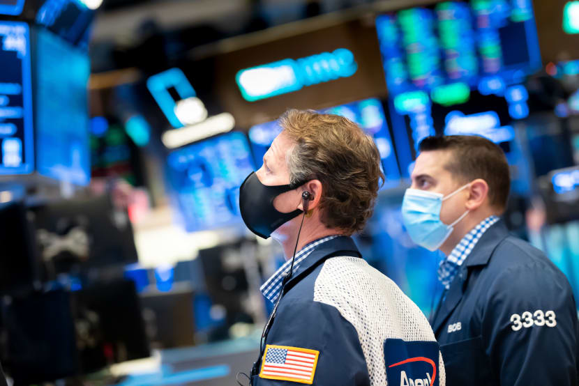 Cổ phiếu bắt đầu năm 2021 với một đợt bán tháo, Dow giảm hơn 300 điểm. Ảnh minh họa