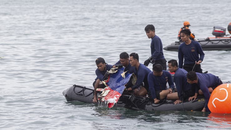 Lực lượng cứu hộ Indonesia tìm thấy mảnh vỡ của chiếc máy bay gặp nạn tại khu vực gần đảo Lancang, ngày 10/1/2021. Ảnh: AFP