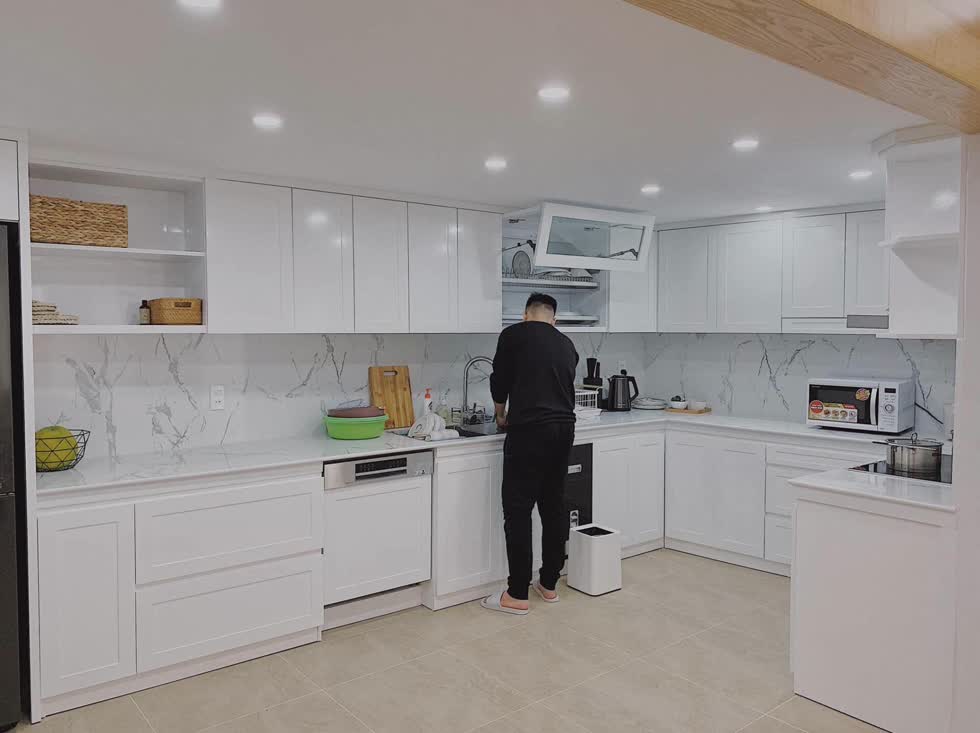 Hệ thống tủ bếp mới được sơn trắng tạo cảm giác tươi mới, sạch sẽ cho cả căn phòng.