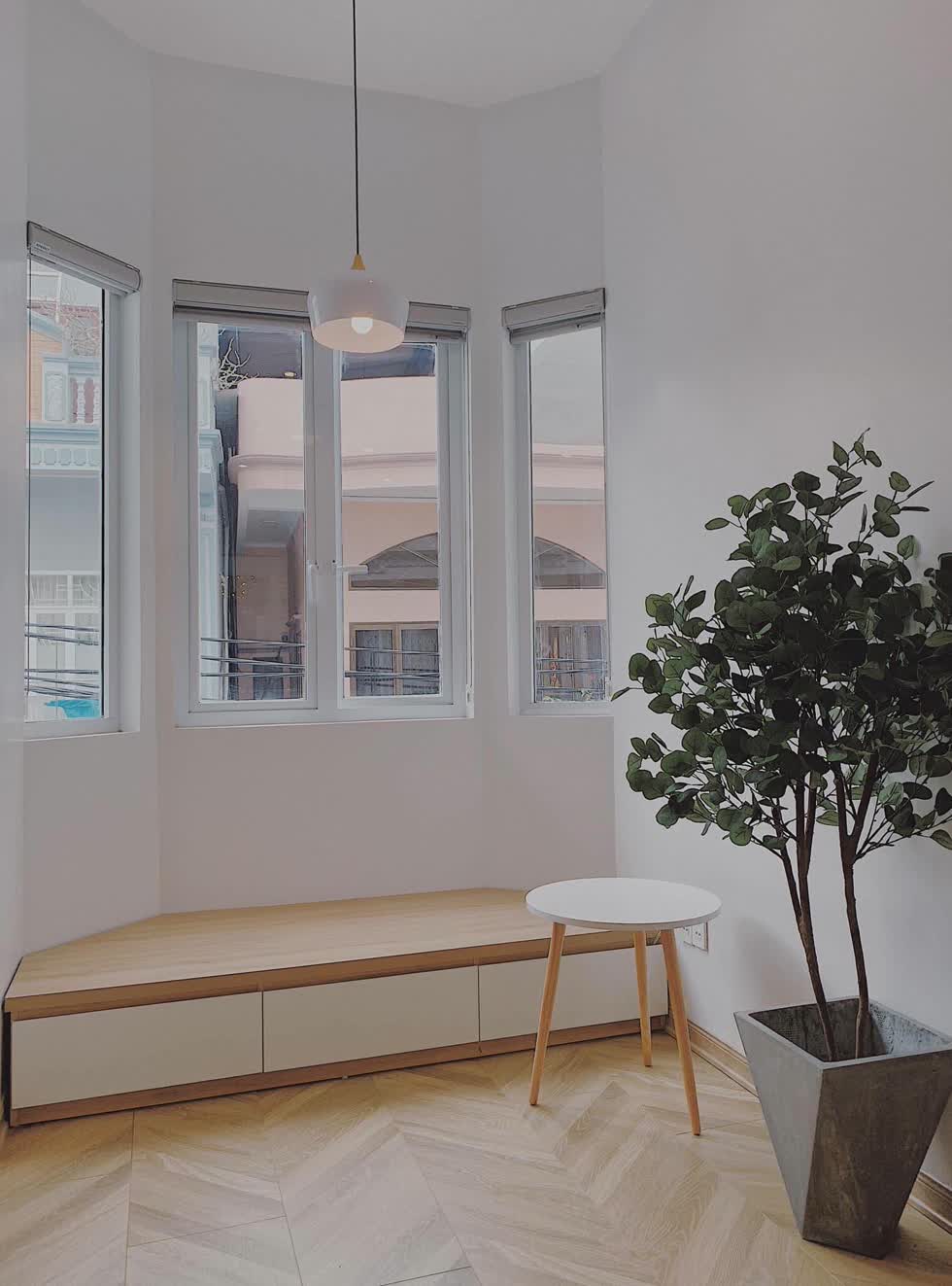 Cửa sổ được lắp đặt dọc theo cầu thang giúp ánh sáng và không khí có thể dễ dàng trao đổi giữa trong và ngoài ngôi nhà.