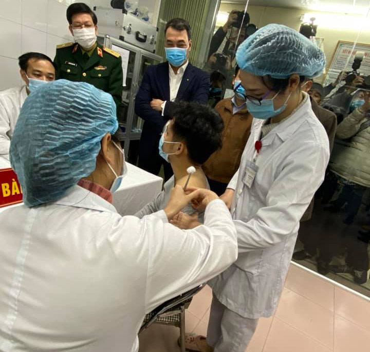 Tình nguyện viên đầu tiên được tiêm thử nghiệm vaccine Nanocovax vào ngày 17/12/2020.