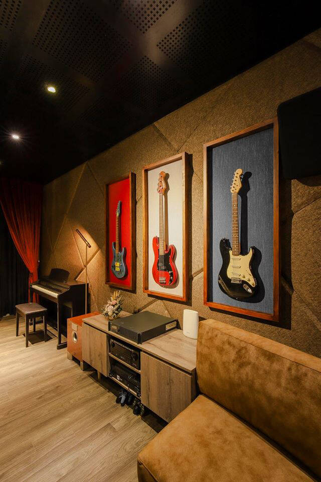 Những chiếc đàn guitar trở thành điểm nhấn trang trí đậm chất nghệ thuật cho căn phòng.