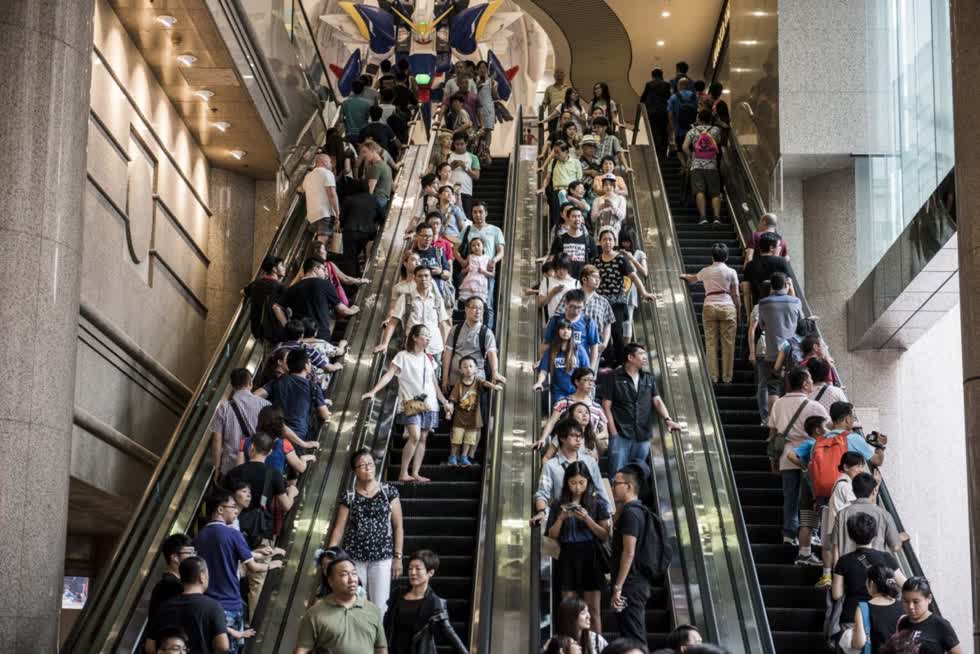 Người mua sắm đi trên thang cuốn tại trung tâm mua sắm Times Square ở khu mua sắm Vịnh Causeway của Hồng Kông vào ngày 9/8/2015.