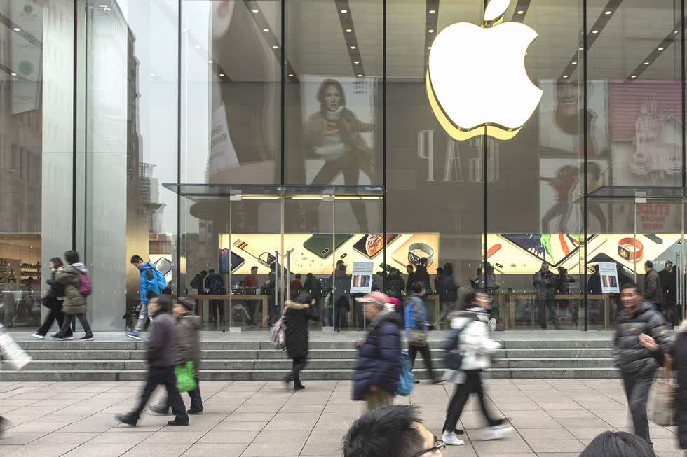   Người đi bộ đi ngang qua một cửa hàng Apple ở Thượng Hải vào ngày 29/1/2019. Ảnh: Bloomberg.  
