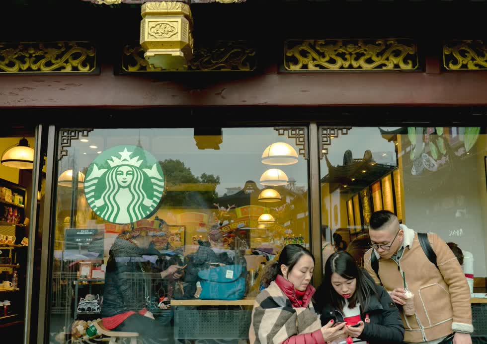 Một cửa hàng Starbucks tại Yuyuan Bazaar ở Thượng Hải vào ngày 24/2/2018. Ảnh: Bloomberg.