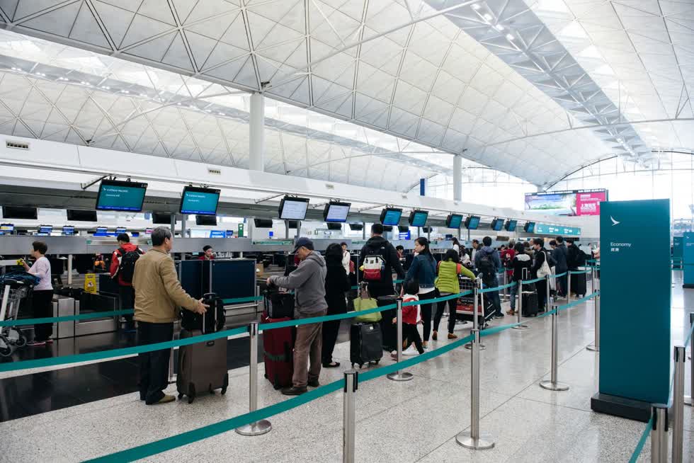 Khách du lịch đứng xếp hàng gần quầy làm thủ tục của Cathay Pacific Airways tại Sân bay Quốc tế Hồng Kông vào ngày 10/3/2017. Ảnh: Bloomberg