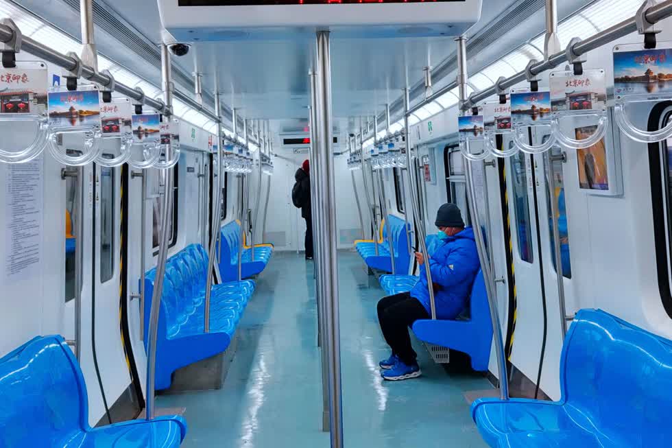   Một chuyến tàu hầu như trống rỗng trong giờ cao điểm tại ga Dongdan trong tàu điện ngầm Bắc Kinh vào ngày 6/2/2020. Ảnh: Bloomberg.  