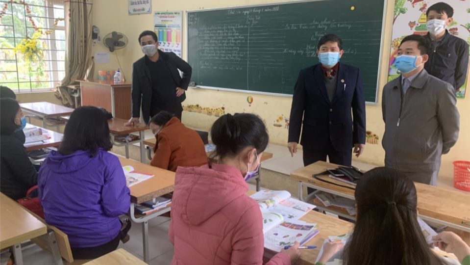 Giáo viên tiểu học Cao Minh (Vĩnh Phúc) buổi sáng vệ sinh lớp, buổi chiều nghiên cứu SGK chọn sách lớp 1 - Ảnh: Vietnamnet.