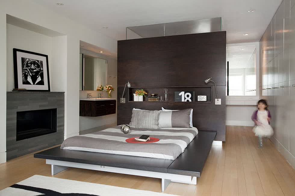   Với khung giường tối giản và sẫm màu, bạn nên sử dụng các món nội thất, phụ kiện khác màu sáng để tạo sự cân bằng.  