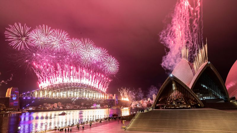 Màn trình diễn pháo hoa ở Cảng Sydney được nhìn thấy ở tiền cảnh Nhà hát Opera Sydney gần như trống rỗng trong đêm giao thừa. Ảnh: Getty