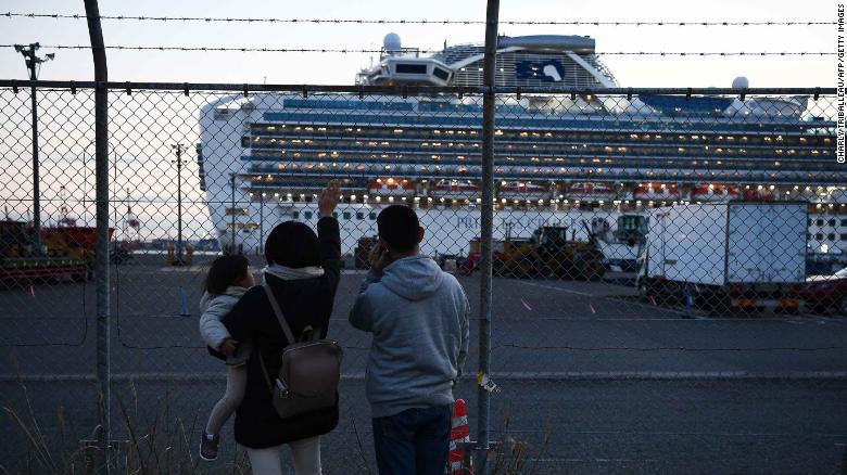 Hành khách Mỹ trên tàu Diamond Princess không hài lòng về kế hoạch sơ tán của chính phủ 
