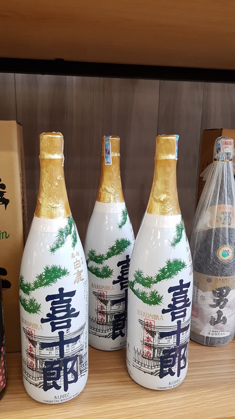Rất nhiều loại rượu có nguồn gốc Nhật Bản được bày bán. Ảnh: Cẩm Viên