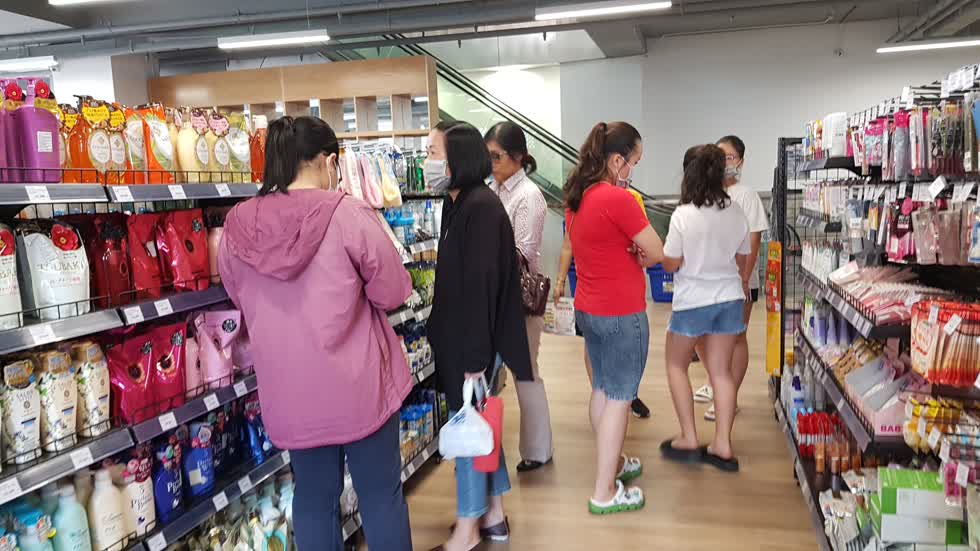 Rất đông người tiêu dùng đến mua hàng tại siêu thị chuyên bán hàng cao cấp Nhật Bản. Ảnh: Cẩm Viên.