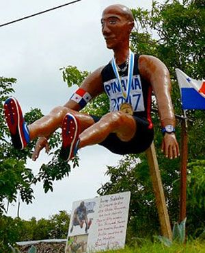 Hình ảnh của Irving Aladin được đốt nhiều nhất khi anh là vận động viên nhận được huy chương vàng Olympic đầu tiên của Panama. 