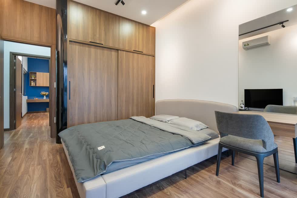 Phòng ngủ với vật liệu chủ đạo là gỗ mang đến vẻ ấm cúng, gần gũi.