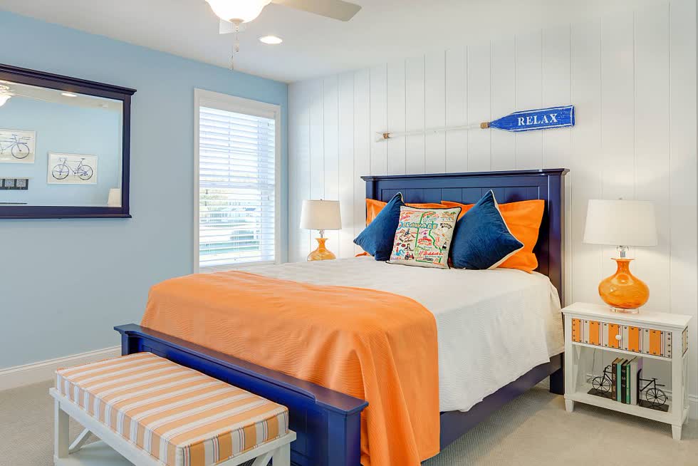   Các điểm nhấn màu xanh và cam được thêm vào phòng ngủ màu trung tính chủ đạo mang đến cái nhìn cực bắt mắt.  
